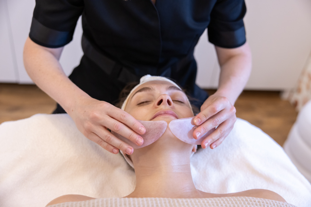 5) Massage visage au gua sha image